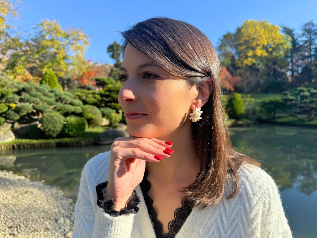 Boucles d’oreilles petites fleurs blanches