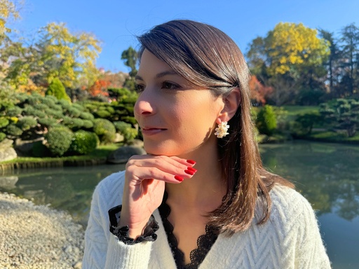 Boucles d’oreilles petites fleurs blanches