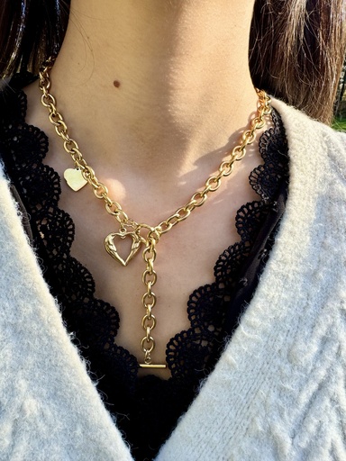Collier couleur or avec des cœurs